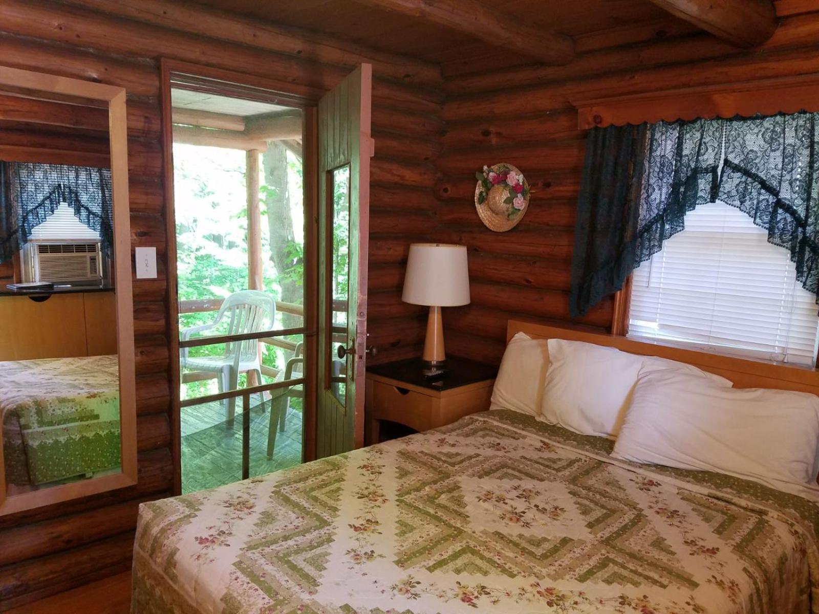 Seven Dwarfs Cabin - On The Brook Cabins Lake George Exteriör bild